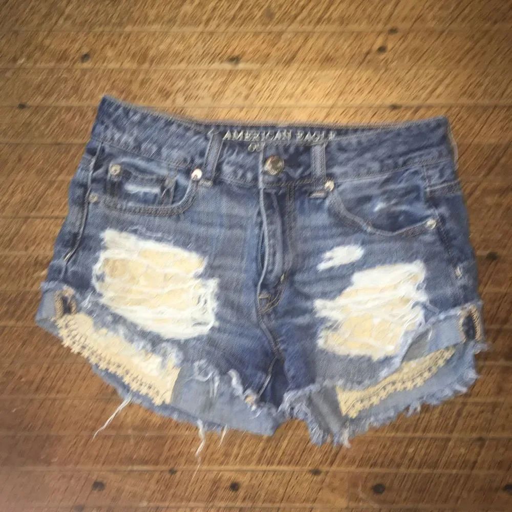 American Eagle hi-rise festival cream lacy size 4 denim shorts